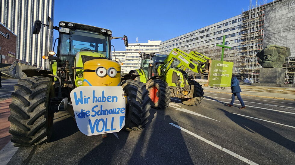 Am Dienstagmittag war protestierten die Landwirte auf der Brückenstraße und auf dem Neumarkt.