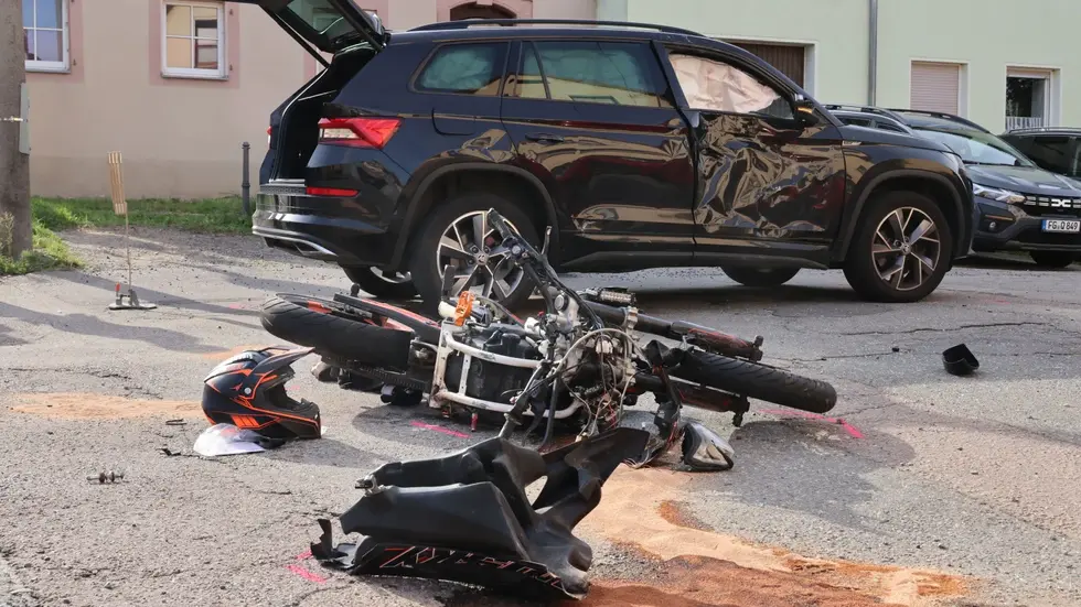 Schwerer Unfall in Frankenberg: Ein Skoda kollidiert auf der Chemnitzer Straße mit einer Husqvarna. Der 17-jährige Motorradfahrer wird schwer verletzt
Schwerer Unfall in Frankenberg: Ein Skoda kollidiert auf der Chemnitzer Straße mit einer Husqvarna. Der 17-jährige Motorradfahrer wird schwer verletzt