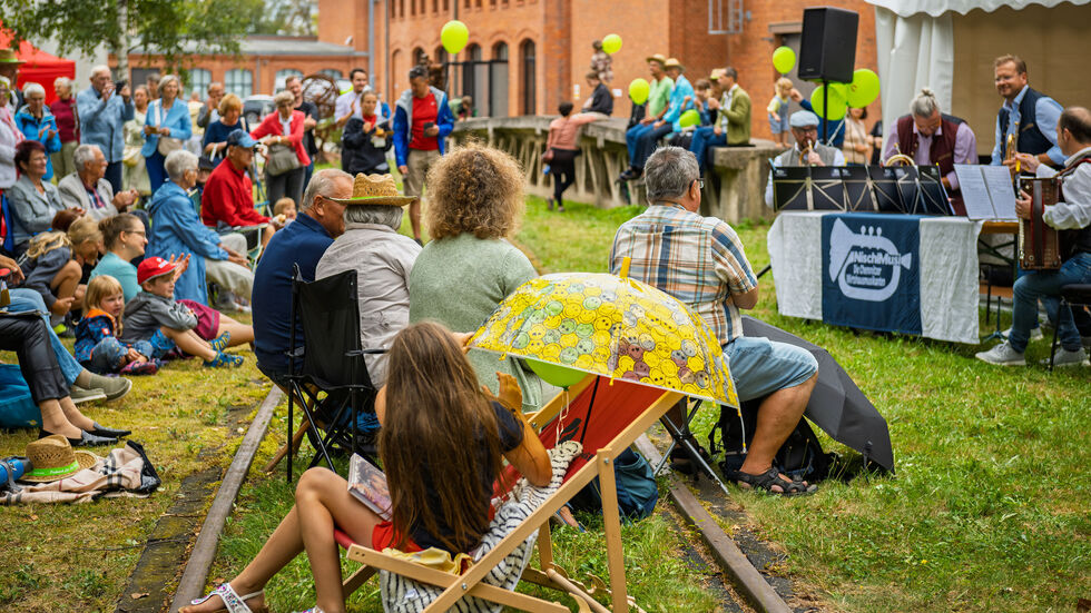 Klassik & noch viel mehr Musik gibt es am Sonntag am Industriemuseum aus der Picknick-Perspektive.