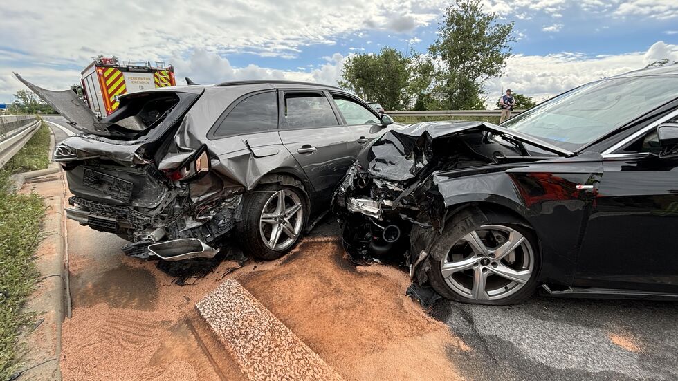 Der Audi A6 (rechts) krachte in das Heck des zivilen Fahndungswagens. Der Audi A6 (rechts) krachte in das Heck des zivilen Fahndungswagens.
