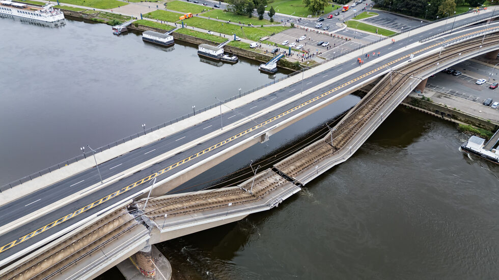 Eine Luftbildaufnahme der eingestürzten Brücke.