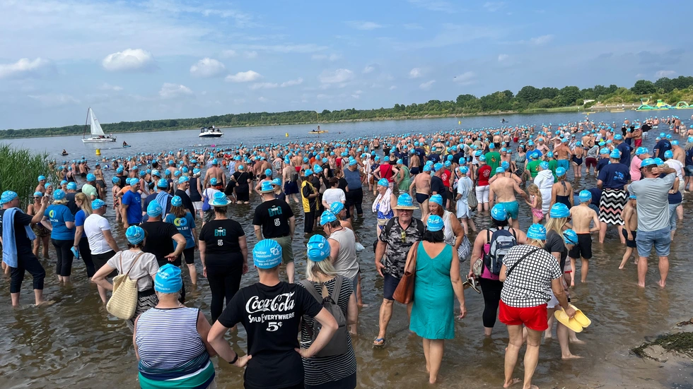 Über 5.000 Menschen mit blauen Badekappen liefen in die fünf Seen und begrüßten so den Seenverbund. Über 5.000 Menschen mit blauen Badekappen liefen in die fünf Seen und begrüßten so den Seenverbund.