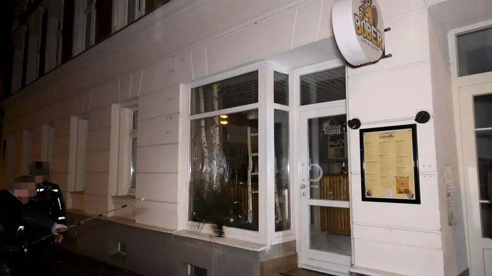 Haftbefehl in Chemnitz: Zwei Männer sitzen nach Ermittlungen zu Raubdelikten und dem Brandanschlag auf das Café Bober in Untersuchungshaft. Haftbefehl in Chemnitz: Zwei Männer sitzen nach Ermittlungen zu Raubdelikten und dem Brandanschlag auf das Café Bober in Untersuchungshaft.