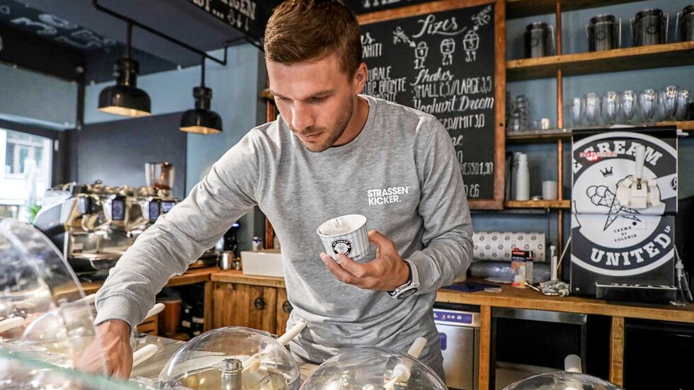 Eis, Eis, Poldis Eis. Der Fußball-Weltmeister kommt am Sonntag nach Chemnitz, gibt uns die Kugeln. Eis, Eis, Poldis Eis. Der Fußball-Weltmeister kommt am Sonntag nach Chemnitz, gibt uns die Kugeln.