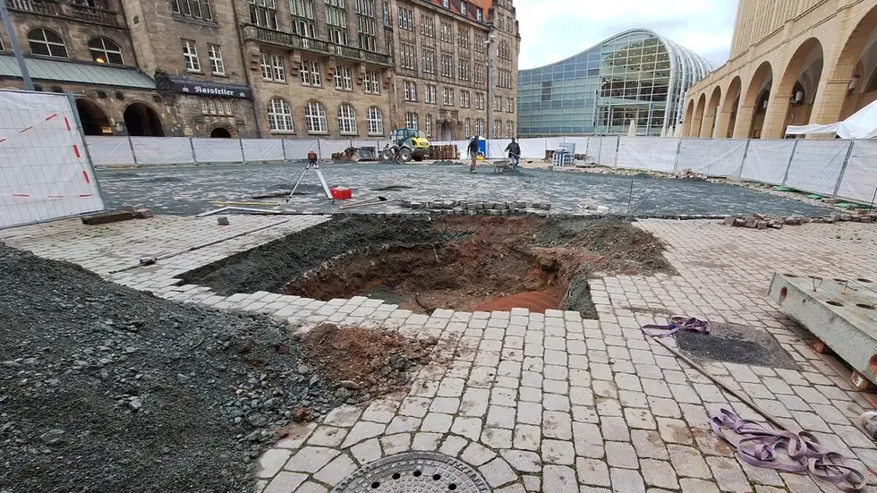 Hier sieht man einen Grund für die enormen Kosten: Um die Bäume zu sichern, sind aufwändige Erdarbeiten notwendig.