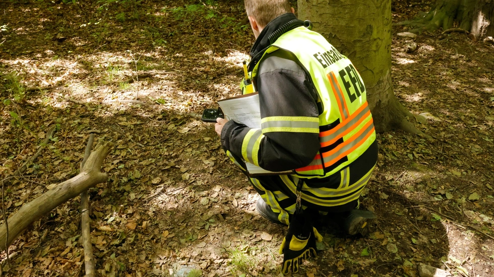 Nach Ampullen-Funden bei der früheren Kaserne in Chemnitz-Ebersdorf sperrt die Stadt Teile des Waldes. Abseits der Wege gilt jetzt Betretungsverbot. Nach Ampullen-Funden bei der früheren Kaserne in Chemnitz-Ebersdorf sperrt die Stadt Teile des Waldes. Abseits der Wege gilt jetzt Betretungsverbot.