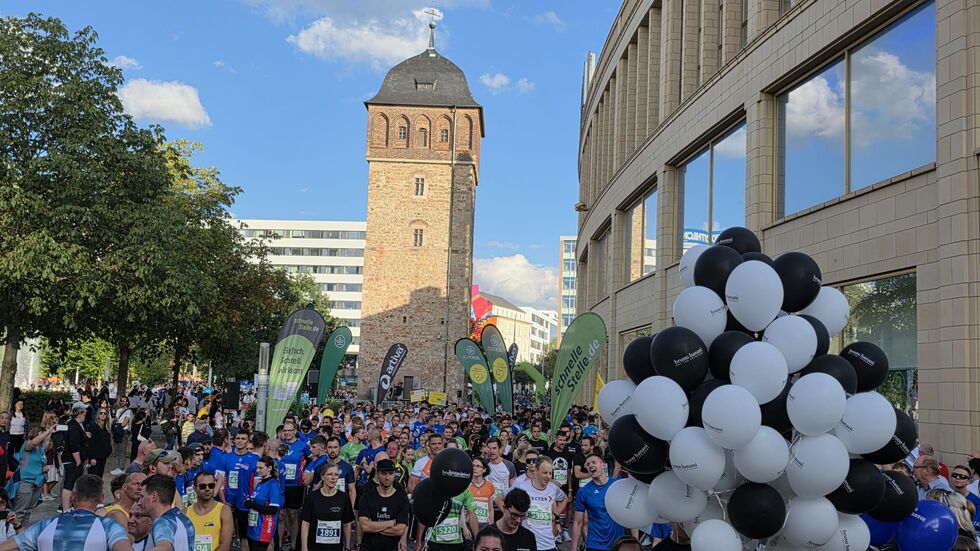 Bunt, lustig, sportlich. Die Teilnehmer des 20. Firmenlaufes sorgten für gute Stimmung. Bunt, lustig, sportlich. Die Teilnehmer des 20. Firmenlaufes sorgten für gute Stimmung.
