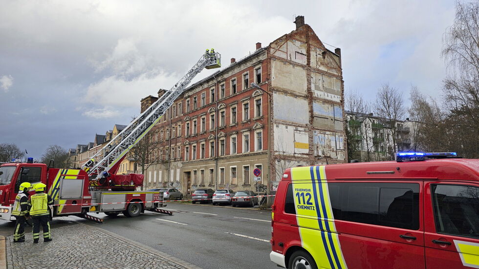 Verletzt wurde niemand: zum Glück kamen gerade keine Fußgänger oder Fahrradfahrer vorbei. Verletzt wurde niemand: zum Glück kamen gerade keine Fußgänger oder Fahrradfahrer vorbei.