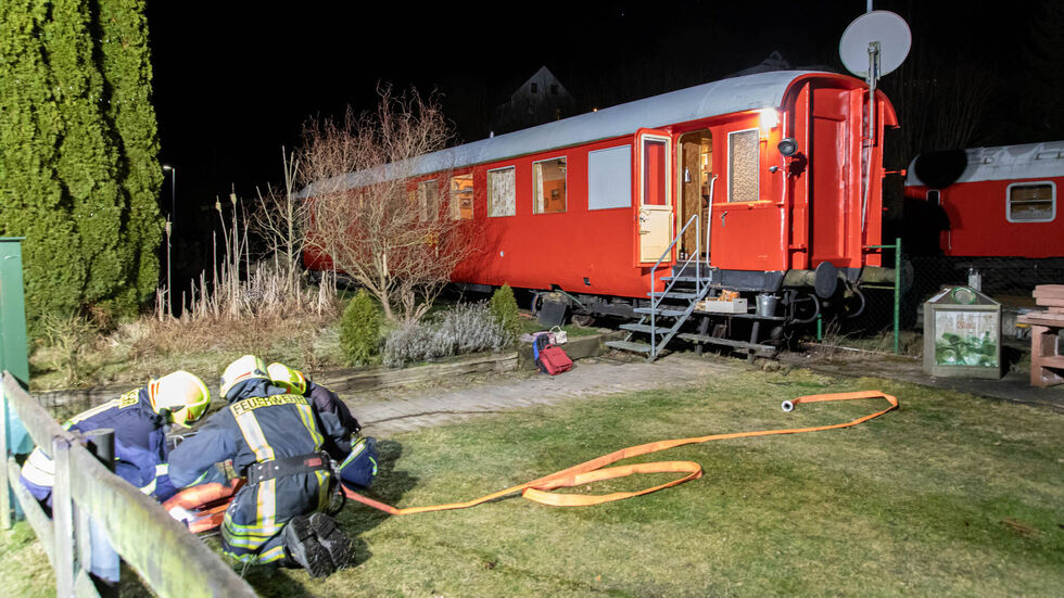 In einem Zimmer von einem historischen Ferienzug eines Zughotels am Wolkensteiner Bahnhof ist am Dienstagabend ein Brand ausgebrochen. In einem Zimmer von einem historischen Ferienzug eines Zughotels am Wolkensteiner Bahnhof ist am Dienstagabend ein Brand ausgebrochen.