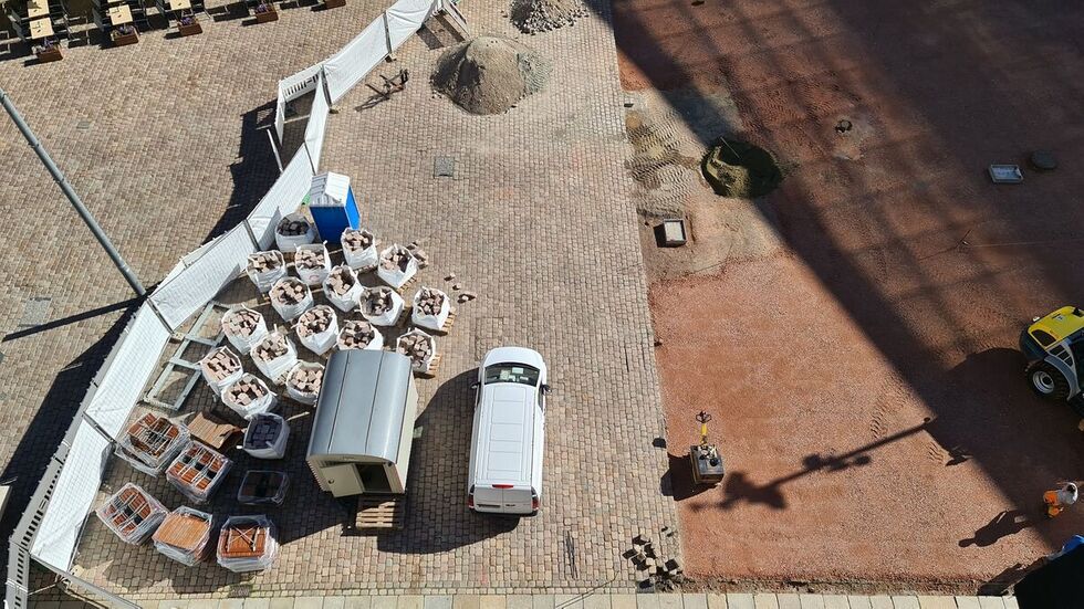 Das Kopfsteinpflaster wird derzeit ausgebaut, danach geglättet udn wieder eingesetzt. Das Kopfsteinpflaster wird derzeit ausgebaut, danach geglättet udn wieder eingesetzt.