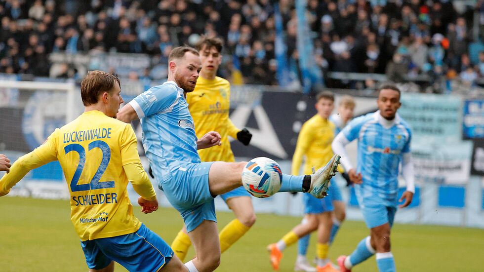 CFC-Kapitän Müller im Zweikampf. CFC-Kapitän Müller im Zweikampf.