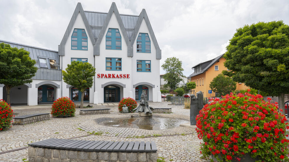 Die Sparkasse Chemnitz hat ihre Filiale in Limbach-Oberfrohna nach fast einem Jahr Bauzeit wieder eröffnet. 2,4 Millionen Euro flossen in Sanierung.