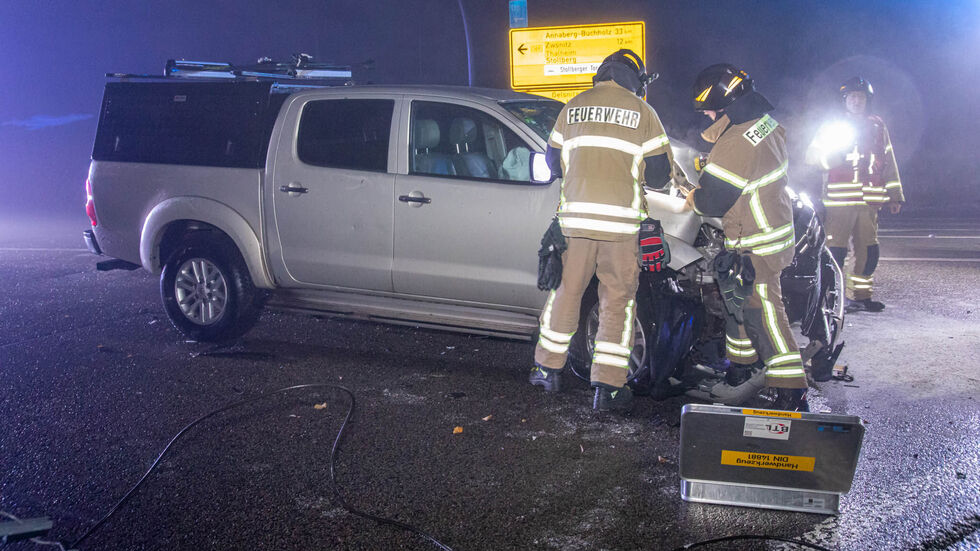 Kameraden der Stollberger Feuerwehr sicherten die Unfallstelle ab.