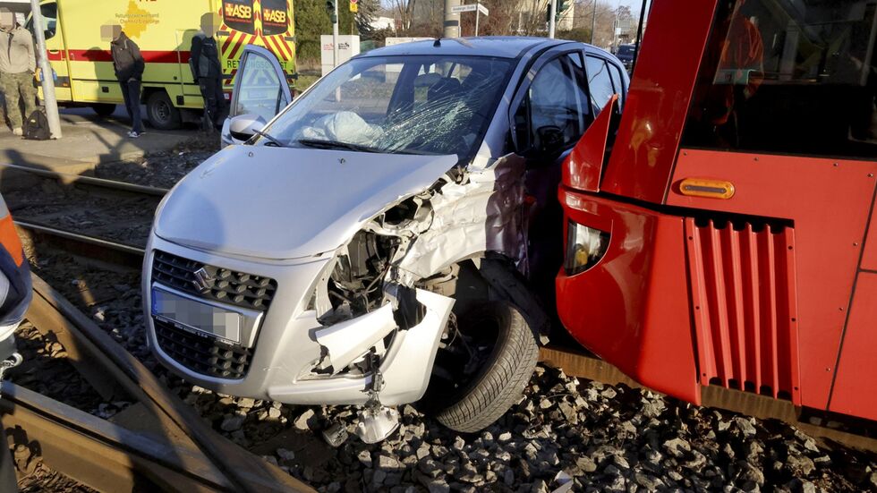 Am PKW und an der Straßenbahn entstand hoher Schaden Am PKW und an der Straßenbahn entstand hoher Schaden