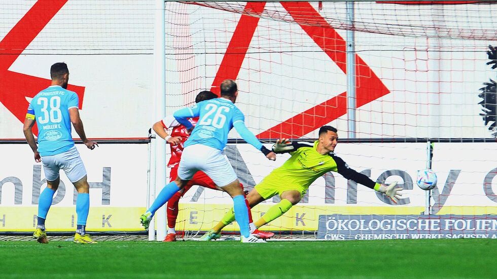 Lukas Stagge überwindet Torhüter Lucas Hiemann.