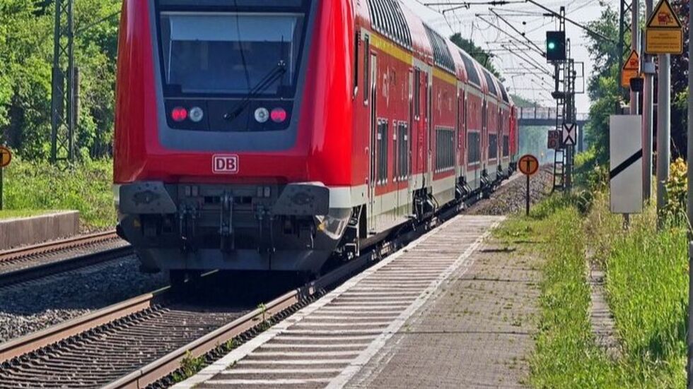Die Bahnstrecke Leipzig-Chemnitz wurde nach einem tödlichen Zusammenstoß nahe des Bahnhofs Bad Lausick am Mittwochmorgen in beide Richtungen gesperrt (Symbolbild). Die Bahnstrecke Leipzig-Chemnitz wurde nach einem tödlichen Zusammenstoß nahe des Bahnhofs Bad Lausick am Mittwochmorgen in beide Richtungen gesperrt (Symbolbild).