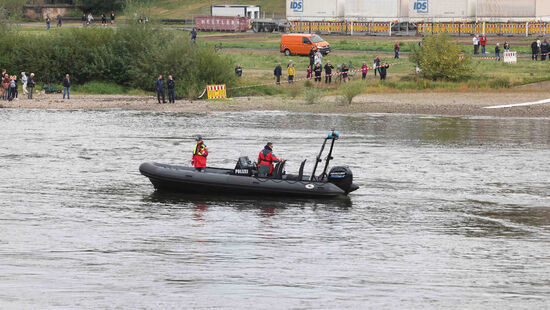 Auch vom Wasser aus wird das Bauwerk kontrolliert.