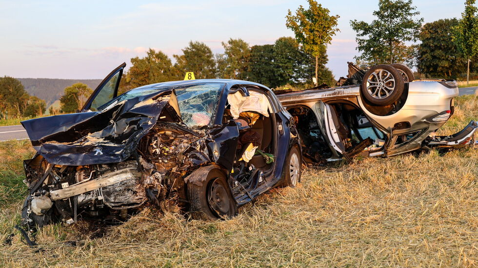 Die beiden Fahrzeuge waren frontal zusammengestoßen.