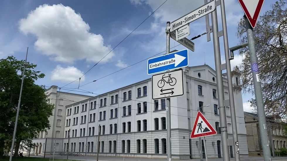 Straßenschild gegenüber der ehemaligen Aktienspinnerei