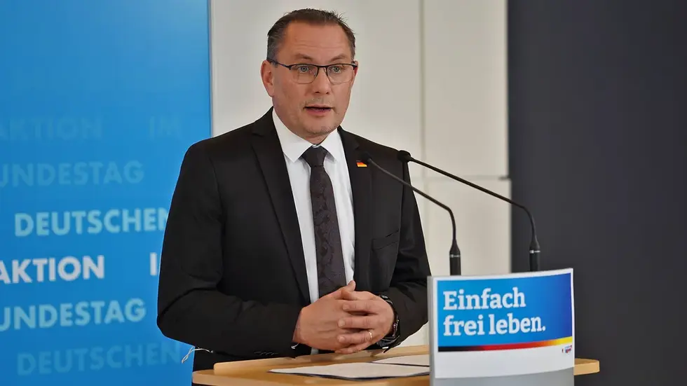 Der AfD-Bundessprecher Tino Chrupalla (51) schielt vermutlich schon auf den Posten des sächsischen Ministerpräsidenten. Für die Landtagswahl 2029 könnte er von seiner Partei als Spitzenkandidat aufgestellt werden. Der AfD-Bundessprecher Tino Chrupalla (51) schielt vermutlich schon auf den Posten des sächsischen Ministerpräsidenten. Für die Landtagswahl 2029 könnte er von seiner Partei als Spitzenkandidat aufgestellt werden.