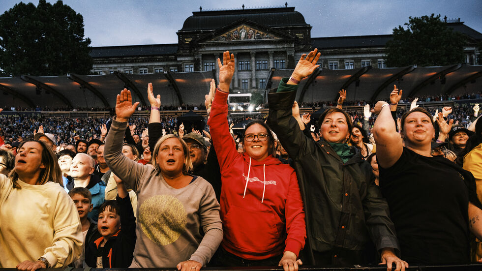"Die Party People die zu Hiphop Musik tanzen und schreien, die lad ich ein" (Der Picknicker) "Die Party People die zu Hiphop Musik tanzen und schreien, die lad ich ein" (Der Picknicker)