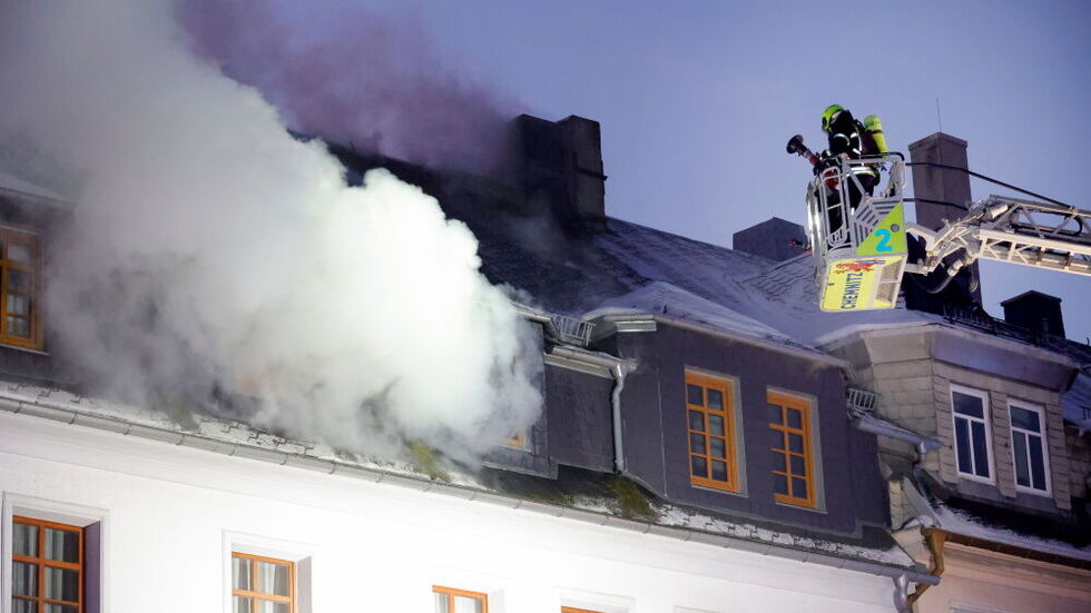 Gagen 6:30 war das Feuer in der Dachgeschosswohnung ausgebrochen. Gagen 6:30 war das Feuer in der Dachgeschosswohnung ausgebrochen.