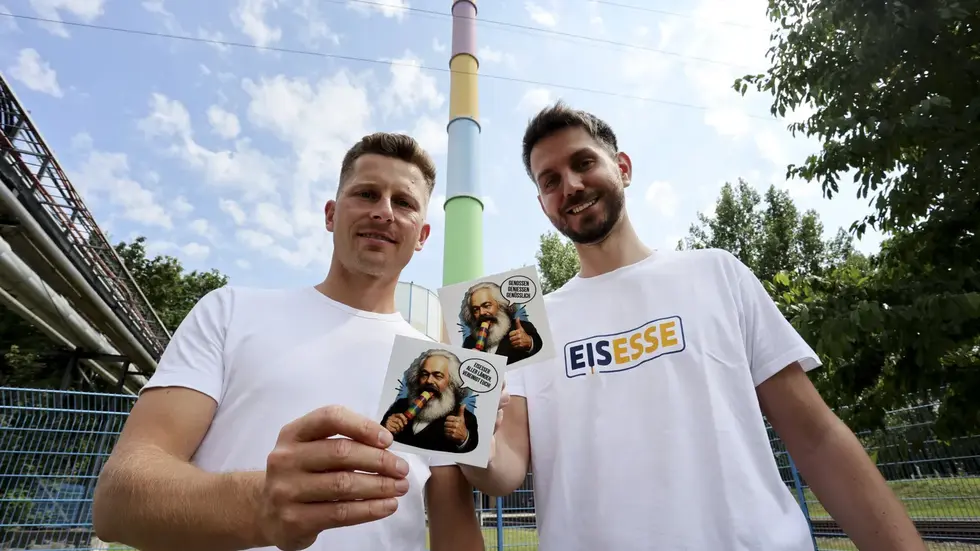 Tobie Zander (li.) und Christoph Rölke haben den Lulatsch-Lutscher auf den Markt gebracht.
Tobie Zander (li.) und Christoph Rölke haben den Lulatsch-Lutscher auf den Markt gebracht.