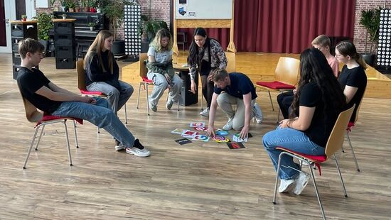 Die OFFLINE HELDEN machen die Kids stark im Umgang mit Themen wie Social Media, KI und beugen vor, bevor aus Nutzung Sucht wird.