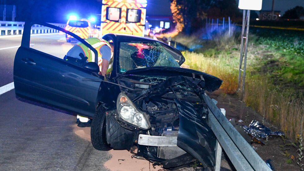 Der Geisterfahrer (Opel) krachte nach dem Crash in die Planke und wurde mit lebensbedrohlichen Verletzungen per Rettungshubschrauber ins Krankenhaus gebracht. Der Geisterfahrer (Opel) krachte nach dem Crash in die Planke und wurde mit lebensbedrohlichen Verletzungen per Rettungshubschrauber ins Krankenhaus gebracht.