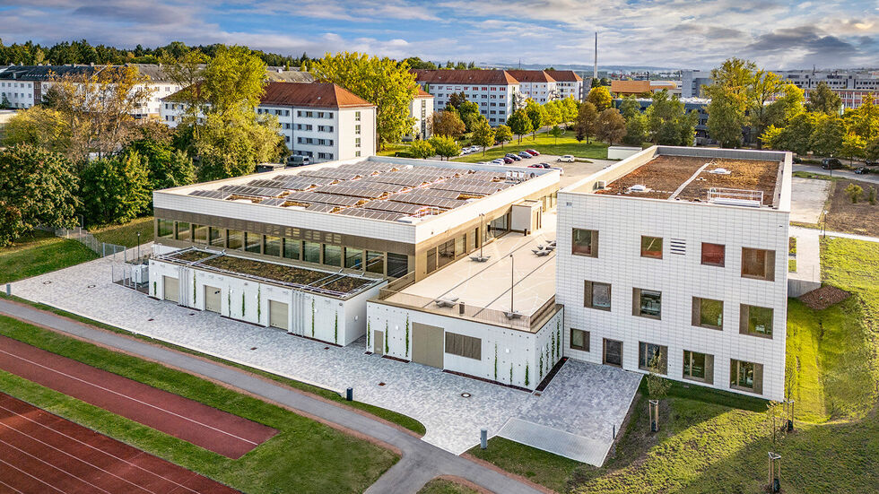Der neue Labor- und Sporthallenkomplex befindet sich mitten auf dem Campus und ist auch von den Studierendenwohnheimen aus schnell zu erreichen.