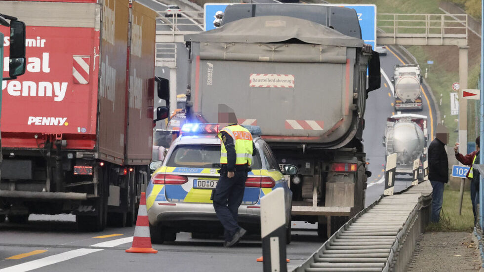 Der am Unfall beteiligte Lkw steht auf dem Standtstreifen. Die Polizei untersucht ihn und spricht mit dem Fahrer. Der am Unfall beteiligte Lkw steht auf dem Standtstreifen. Die Polizei untersucht ihn und spricht mit dem Fahrer.