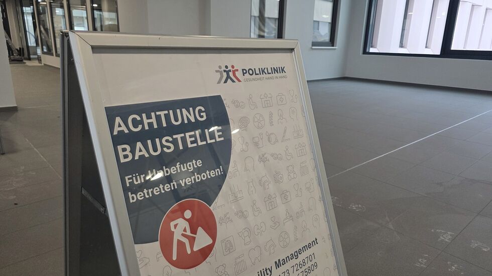 Aufsteller am Eingang der Poliklinik
