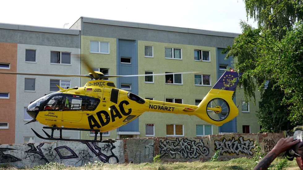 Ein Rettungshubschrauber war im Einsatz, um das verletzte Kind in die Klinik zu fliegen.