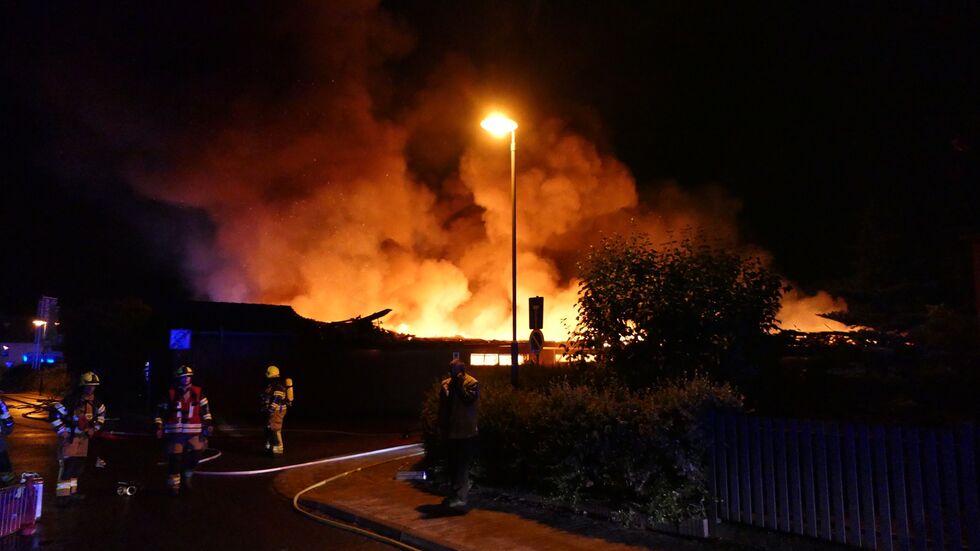 Eine dichte Rauchwolke hüllte das Plattenbaugebiet an der Oststraße in Borna ein. Eine dichte Rauchwolke hüllte das Plattenbaugebiet an der Oststraße in Borna ein.