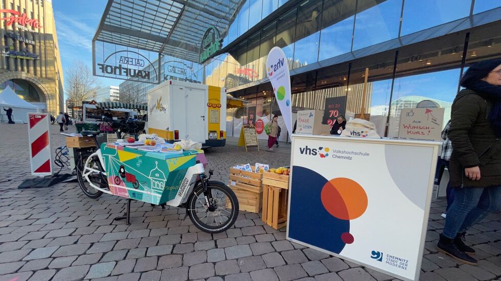 Die Volkshochschule Chemnitz lädt heute auf den Neumarkt ein. Zwischen 10 und 14 Uhr verteilen die Mitarbeiter die fast 300 Seiten starken Programmhefte für das Wintersemester 2025.