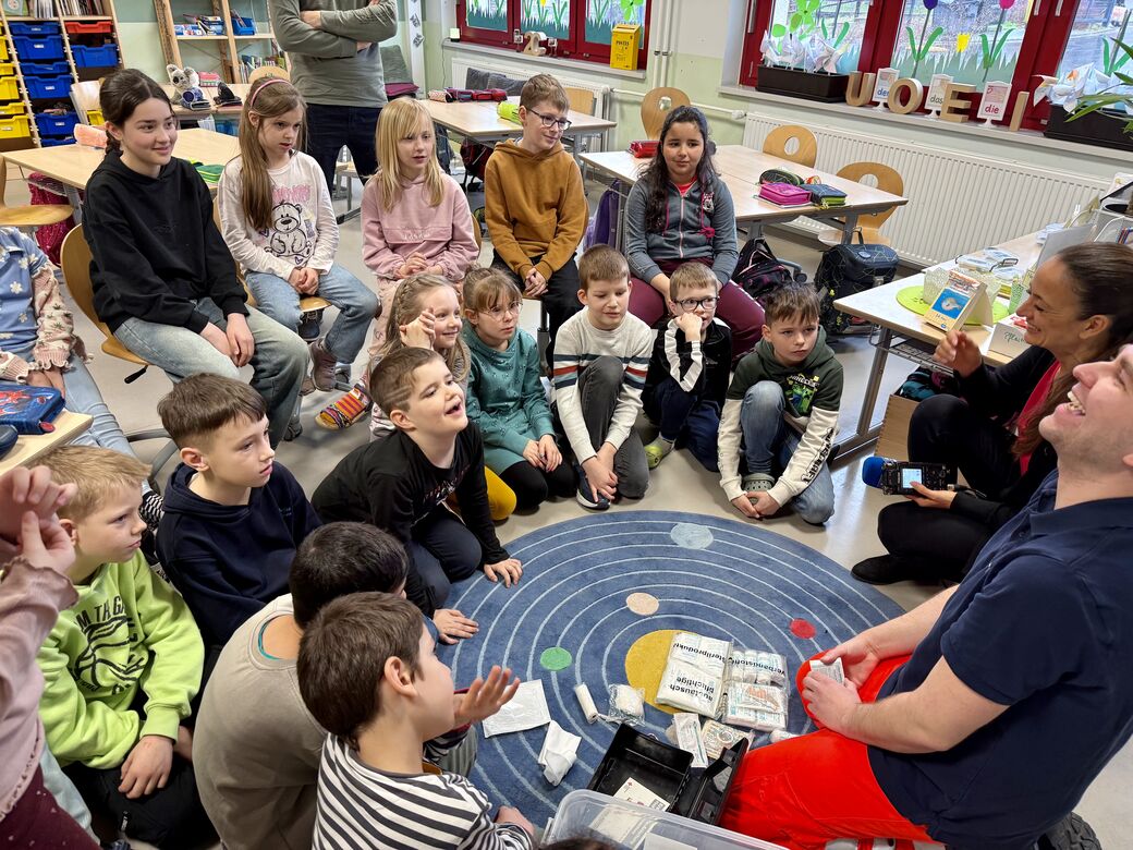 Klasse 2c beim Erste Hilfe Kurs mit Kristin