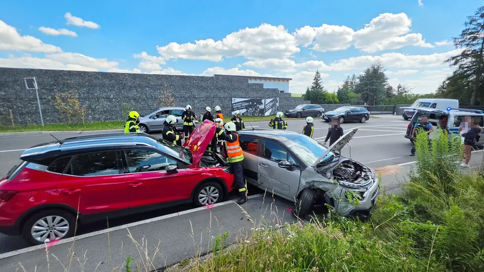 Unfall auf der B174 bei Hohndorf: Zwei Autos krachen zusammen, drei Menschen werden verletzt. Die Bundesstraße war voll gesperrt. Unfall auf der B174 bei Hohndorf: Zwei Autos krachen zusammen, drei Menschen werden verletzt. Die Bundesstraße war voll gesperrt.