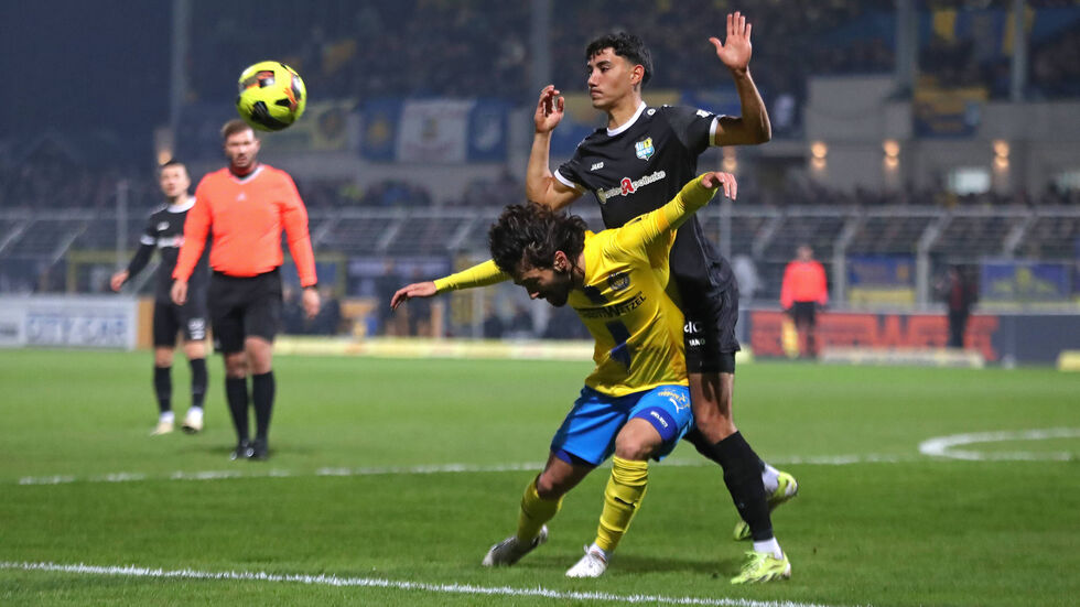 CFC-Abwehrspieler Anton Rücker im Zweikampf mit Lok-Mittelfeldmann Zak Paolo Piplica. CFC-Abwehrspieler Anton Rücker im Zweikampf mit Lok-Mittelfeldmann Zak Paolo Piplica.