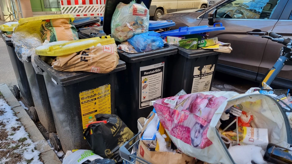 Müllabfuhr und Straßenreinigung werden in Chemnitz 2027 voraussichtlich teurer. Millionenbeträge sollen die Gebührensteigerungen begrenzen. Müllabfuhr und Straßenreinigung werden in Chemnitz 2027 voraussichtlich teurer. Millionenbeträge sollen die Gebührensteigerungen begrenzen.