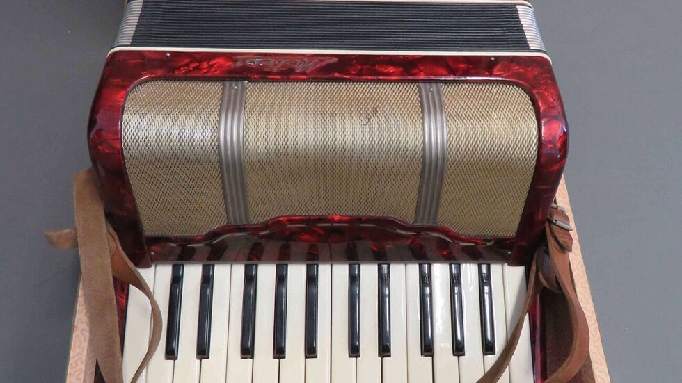 Wer kennt dieses Akkordeon?