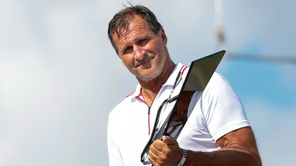 Diskus-Olympiasieger und fünfmaliger Weltmeister Lars Riedel war nach zwei Jahren wieder bei der DTM. Er überreichte am Samstag den Pokal für das beste Team an Schubert Motorsport. Diskus-Olympiasieger und fünfmaliger Weltmeister Lars Riedel war nach zwei Jahren wieder bei der DTM. Er überreichte am Samstag den Pokal für das beste Team an Schubert Motorsport.