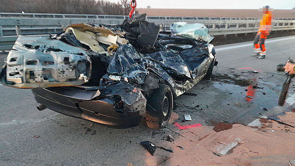 Von dem BMW blieb nicht viel übrig. Von dem BMW blieb nicht viel übrig.