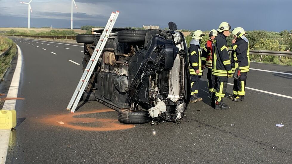 Der VW Bus landete auf der Seite. Der VW Bus landete auf der Seite.