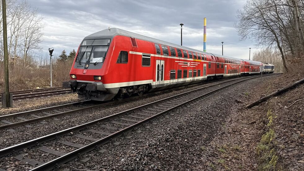 Nach Steinwürfen auf eine Lok der Mitteldeutschen Regiobahn kommt es auf der Bahnstrecke Leipzig–Chemnitz zu Einschränkungen. Nach Steinwürfen auf eine Lok der Mitteldeutschen Regiobahn kommt es auf der Bahnstrecke Leipzig–Chemnitz zu Einschränkungen.