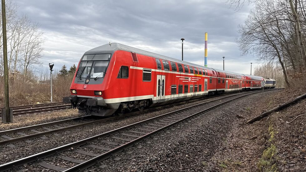 Die Bahninitiative fordert die Anmietung weiterer Doppelstockwagen. Die Bahninitiative fordert die Anmietung weiterer Doppelstockwagen.