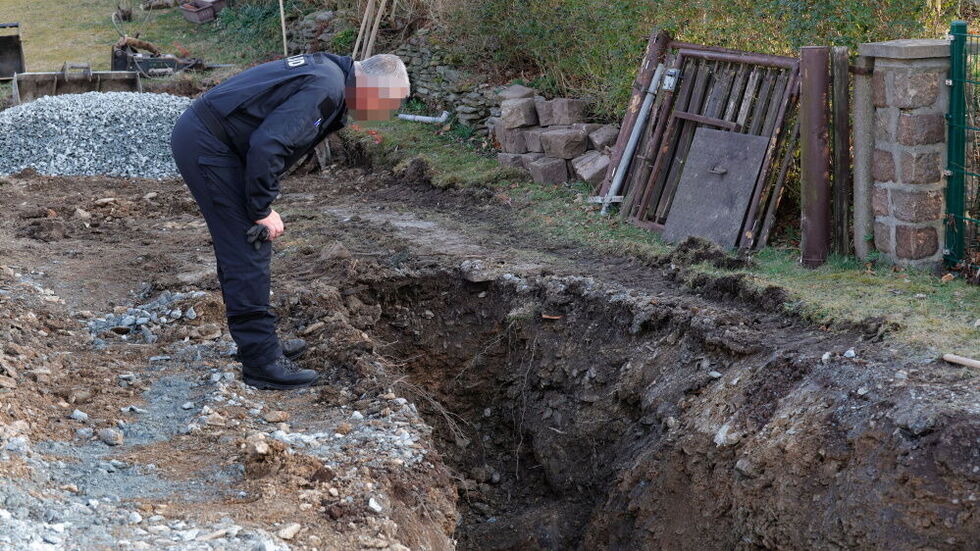 Ein Polizist schaut sich den Fundort der Bombe in Altchemnitz an.