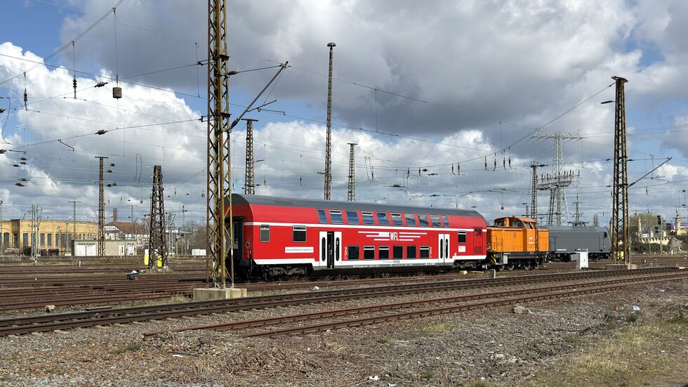 Eine V60-Rangierlok hatte heute Mittag in Leipzig begonnen, Wagen der MRB-Doppelstockzüge zu tauschen. Dann wurde der Wagenwechsel abgebrochen. Eine V60-Rangierlok hatte heute Mittag in Leipzig begonnen, Wagen der MRB-Doppelstockzüge zu tauschen. Dann wurde der Wagenwechsel abgebrochen.