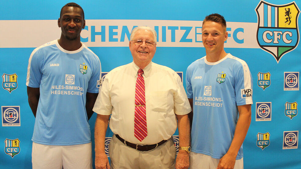Im Hotel Chemnitzer Hof wurde nicht nur der neue Hauptsponsor, sondern auch die neue Heimspielkleidung des CFC präsentiert. Im Bild Tarsis Bonga, Prof.Dr.-Ing. Hans Naumann und Daniel Frahn. Foto © Chemnitzer Fußballclub e.V. Im Hotel Chemnitzer Hof wurde nicht nur der neue Hauptsponsor, sondern auch die neue Heimspielkleidung des CFC präsentiert. Im Bild Tarsis Bonga, Prof.Dr.-Ing. Hans Naumann und Daniel Frahn. Foto © Chemnitzer Fußballclub e.V.