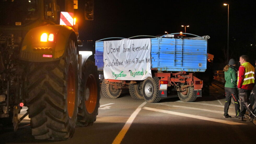 Die Bauern stellten sich rund eine Stunde auf die Autobahnbrücke Chemnitz-Mitte. Die Bauern stellten sich rund eine Stunde auf die Autobahnbrücke Chemnitz-Mitte.