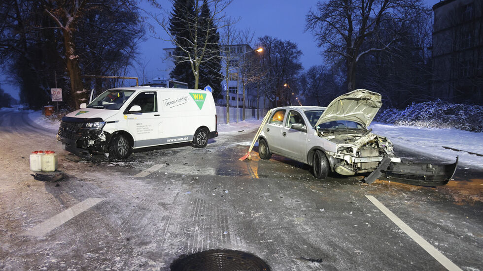 Der Opel stieß frontal mit einem entgegenkommenden Transporter zusammen.